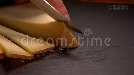 硬山羊奶酪切成三角形视频