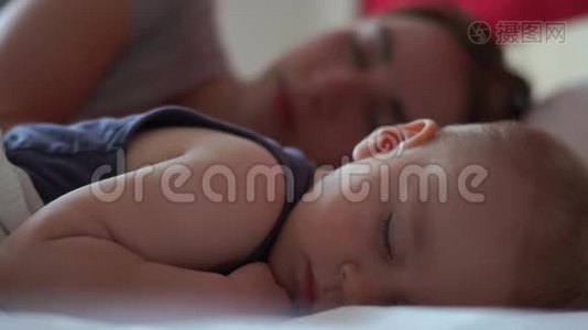 白天，妈妈和小男孩在床上慢慢地睡得香甜视频