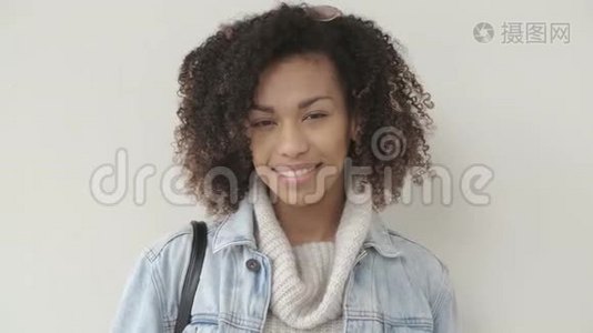 穿休闲服装的美国黑人女孩看着摄像机微笑着视频