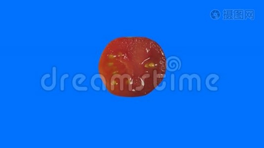 半个有机天然樱桃番茄在4k的孤立背景下旋转一圈视频