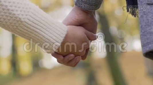 男孩和女孩慢慢地放开彼此的手，象征着分手和离婚视频