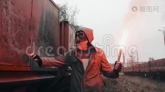 戴着防毒面具的步行者穿过废弃的火车车厢，手里拿着火视频