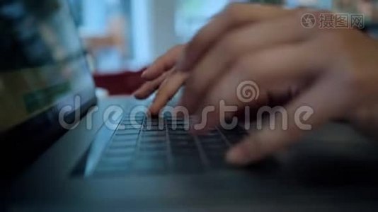 女性手型或笔记本电脑键盘代码视频