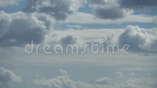蓝天白云的美丽全景.. 在云层中飞行的效果。 全高清时间延时视频