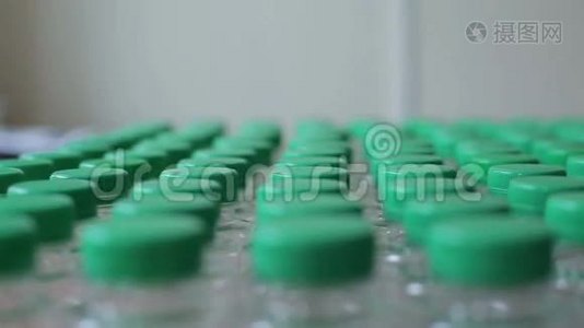 塑料瓶与绿色盖子特写视频