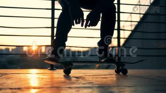 下面的动作。 在日落背景下滑滑板和跳跃。视频