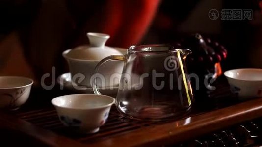 茶道。 传统工艺的饮茶准备.. 传统的茶叶酿造。 编制概念过程视频