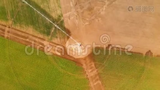 工业农业4K空中俯视图。 夏季种植农作物的圆田灌溉装置视频
