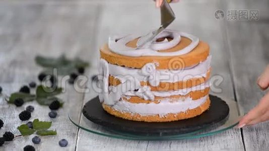 为生日聚会或婚礼做紫色蛋糕的女人。视频
