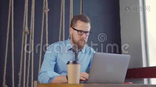 专心致志的人在咖啡馆用电脑。视频