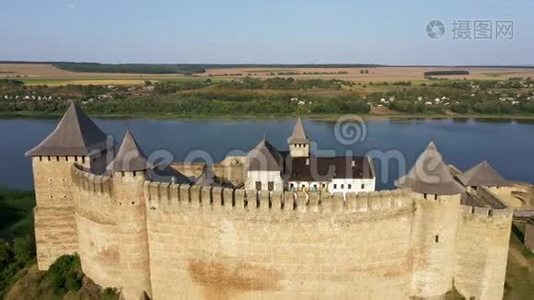 河附近古堡的鸟瞰图.. 乌克兰的霍廷城堡。 东欧。 放大。视频