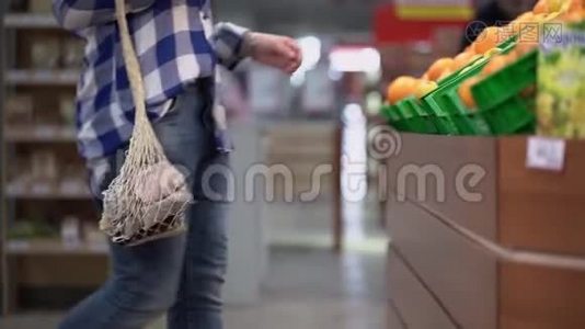 女性购物，零废物自然袋视频