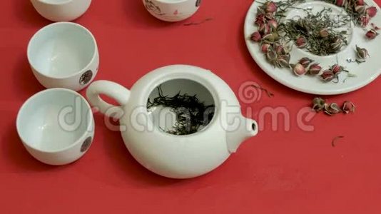 传统茶杯茶壶、红灯芯绒面料背景的中国茶道视频