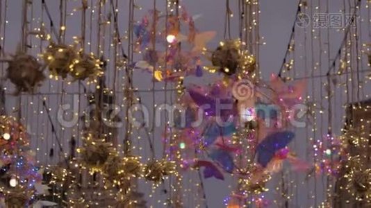 新年和假日的装饰。 街上的灯笼和花环视频
