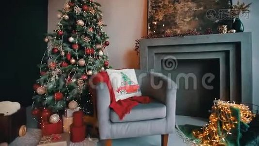 带冷杉树和带礼物的壁炉附近的圣诞客厅视频