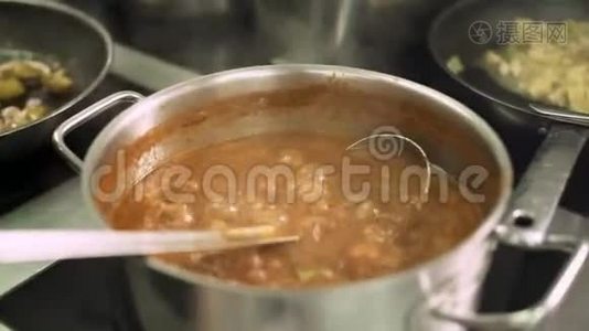 在餐厅的厨房炉子上加一个汤视频
