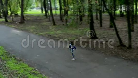 漂亮的小女孩跑到她妈妈身边。视频