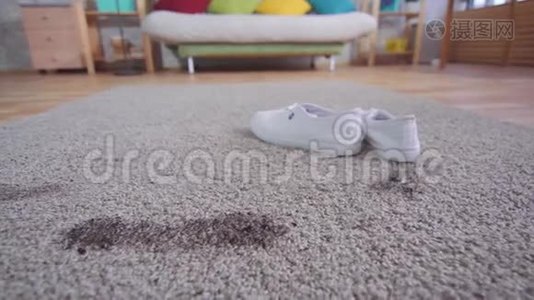 地毯上肮脏的脚印和鞋子视频