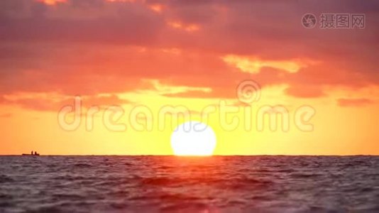 大海上的日出，孤独的渔夫船和飞翔的海鸥视频