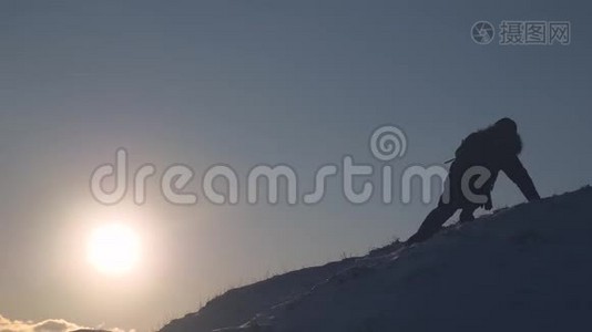 登山者从雪山上慢慢下来，以免摔倒。 在山区的极端远足游客。 徒步旅行者视频