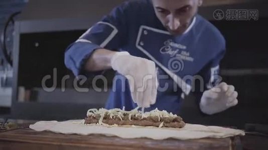职业男子穿着蓝色厨师制服，在现代土耳其餐厅烹饪卢拉串。 厨师把奶酪放在上面视频