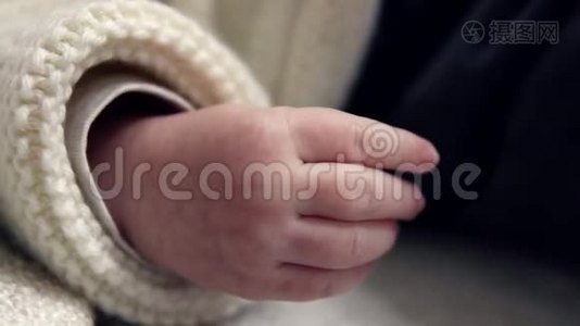 新生婴儿手视频