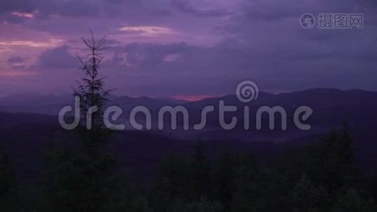 4迷人的自然全景山谷紫色调观赏喀尔巴阡山视频