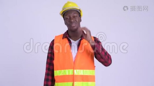 年轻人强调非洲男性建筑工人颈部疼痛视频