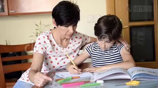 中年母亲帮女儿做作业..视频