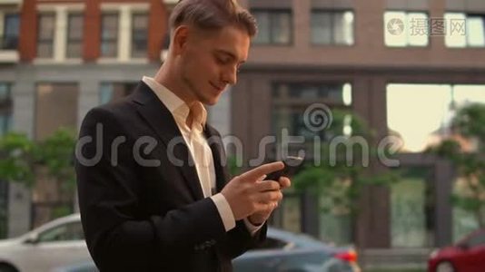 微笑的商人在城市里使用手机视频