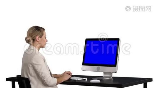 商务人员与计算机、白色背景一起工作。 蓝色屏幕模拟显示。视频