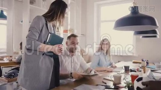 镜头跟随女CEO激励员工.. 女老板和同事聊天，在阁楼办公室4K给他们指路。视频