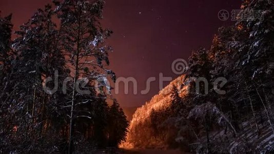 夜空中的星星在山里的冬天。视频