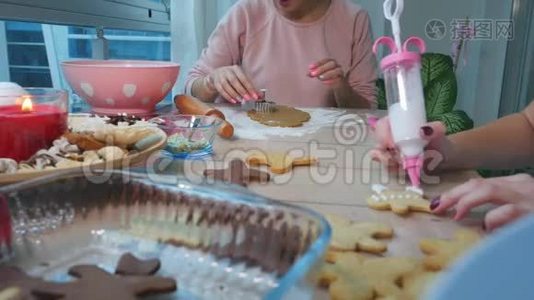 厨房里的年轻女人涂了姜黄色的圣诞姜饼视频