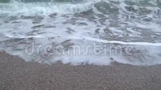 在沙滩上水中散步的女孩视频