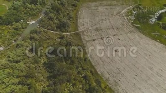 从无人机的角度放大农村地区的河流和田野。 4K.视频