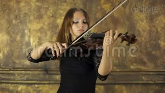 女孩在老式背景下拉小提琴视频
