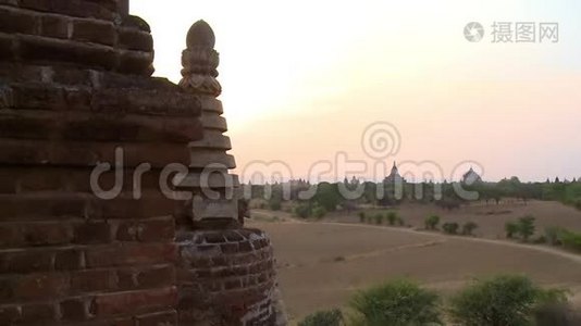 一座红砖建筑俯瞰着一大片田野视频