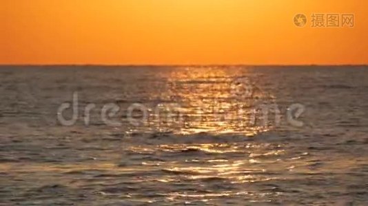 大海上的晚霞或黎明。 水面上巨大的圆形太阳。 在海中反射出模糊的阳光视频