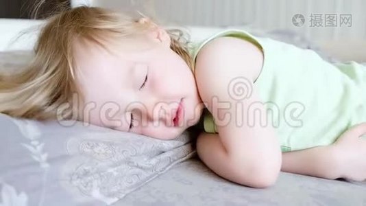可爱的女婴睡觉醒来睁开眼睛。 早上微笑的孩子视频