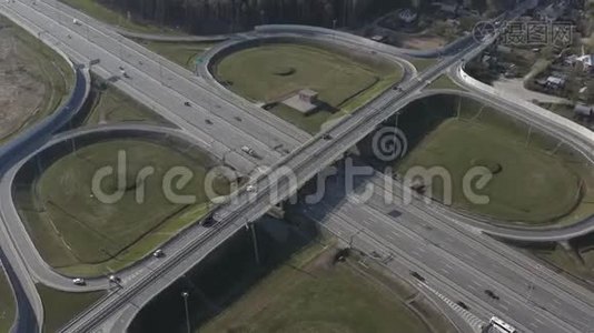 许多汽车在道路的不同方向行驶。 快速射击视频