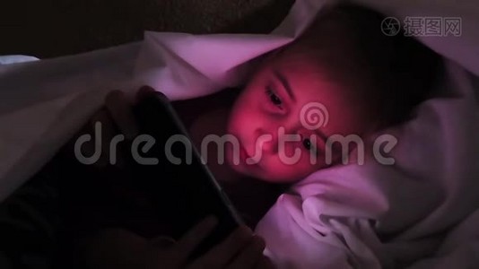 一个7-8岁的女孩，而不是睡觉在手机上看视频。视频