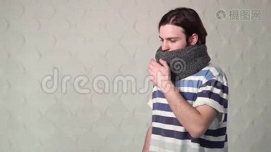 男人咳嗽擤鼻子视频