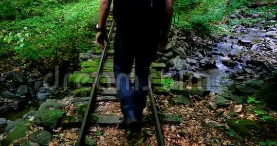 一个游客走在铁轨上视频