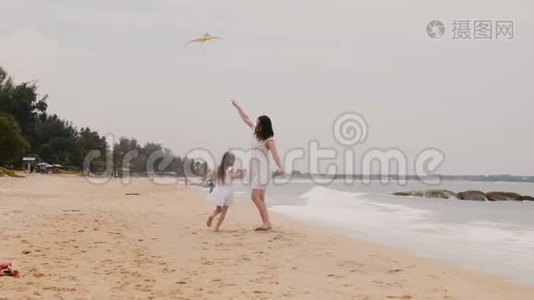 快乐的小女孩放风筝，在异国情调的海滩上奔跑，在热带暑假慢动作视频