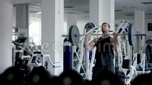 运动员在健身房用杠铃运动视频