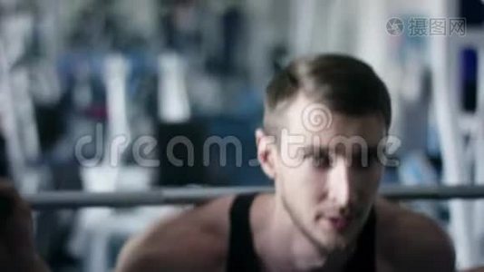 运动员在健身房背起杠铃，关门视频