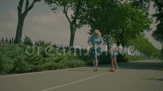 在公园里教奶奶骑滑板车视频