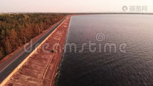 基辅水库的岸边.. 空中飞行。 乌克兰。 尼普罗河视频