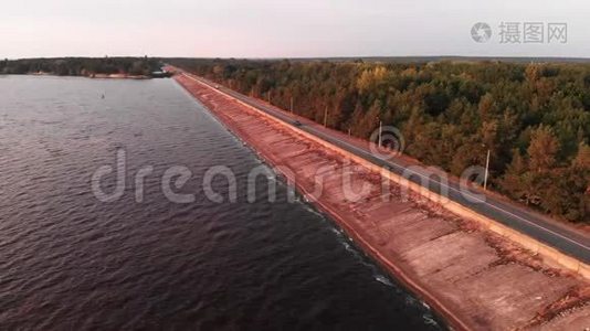 基辅水库的岸边.. 空中飞行。 乌克兰。 尼普罗河视频